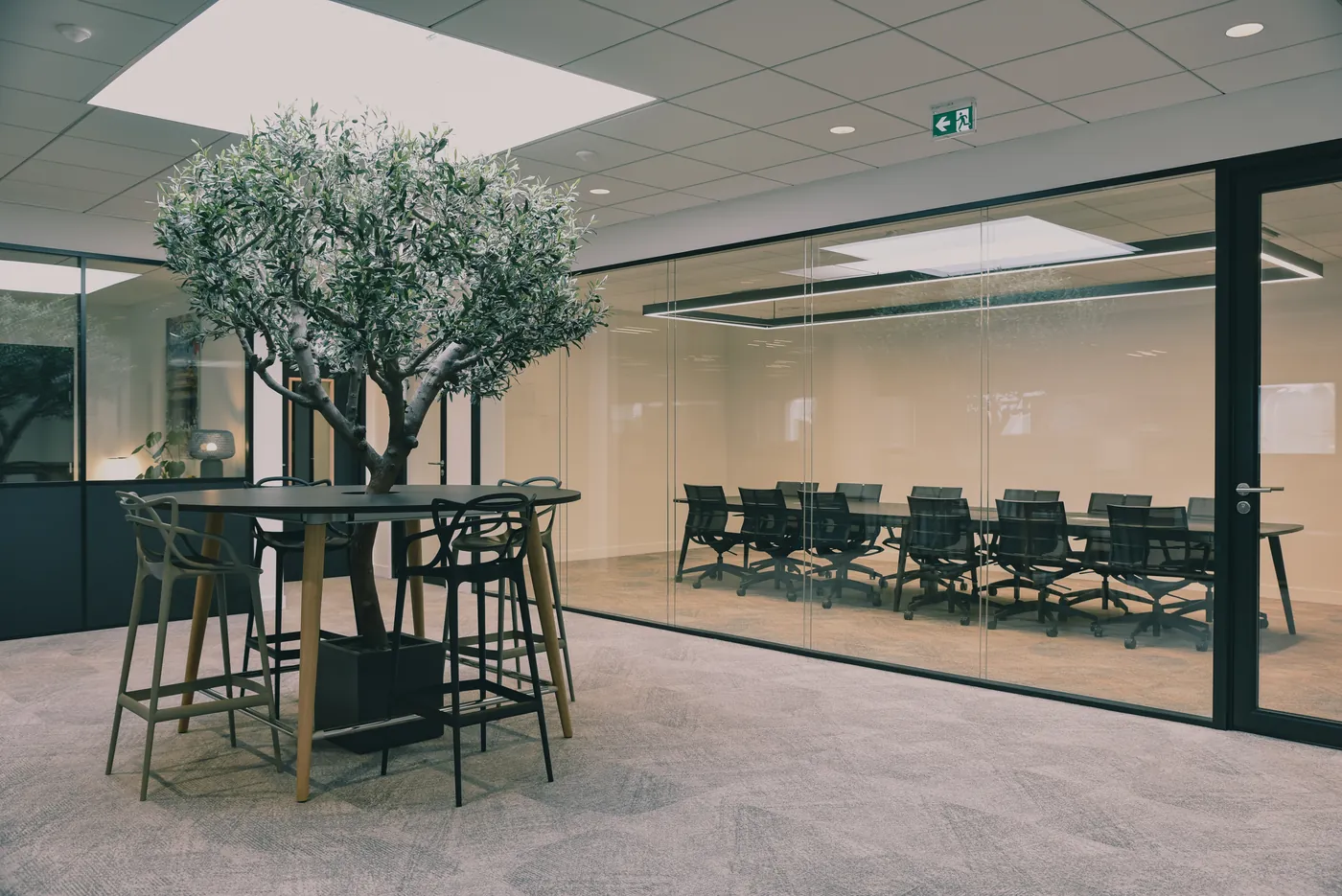 Espace de convivialité et salle de réunion vitrée