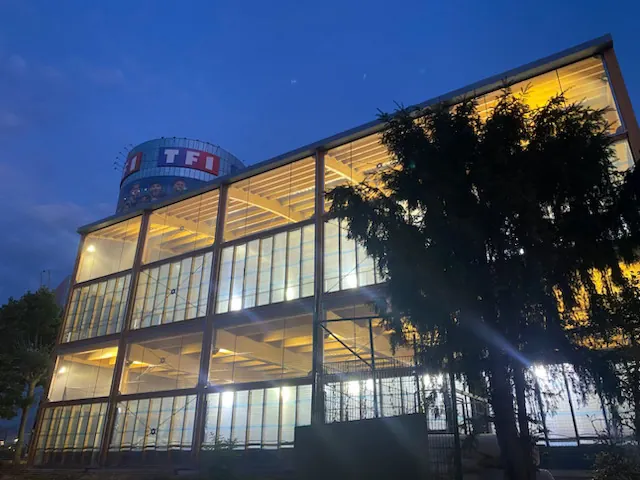 TC Paris — le bâtiment de nuit